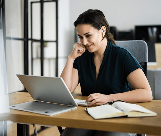 Frau am Laptop