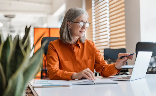 Eine Frau am Schreibtisch in einer Agentur